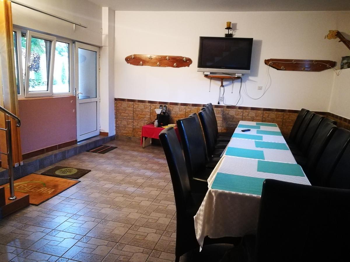 Pensiunea Remus Otel Novaci-Străini Dış mekan fotoğraf